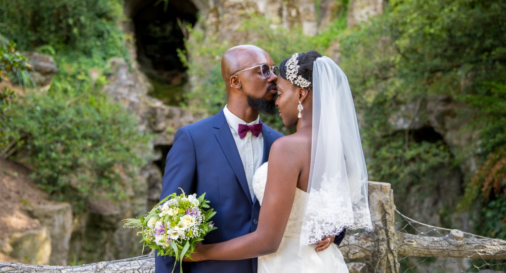 Photographe mariage : homme fait un baiser à sa femme